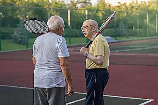 老人,朋友,网球拍,交谈,运动场