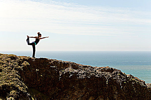 女人,瑜伽姿势,悬崖,远眺,太平洋,西部,州立公园,俄勒冈,美国