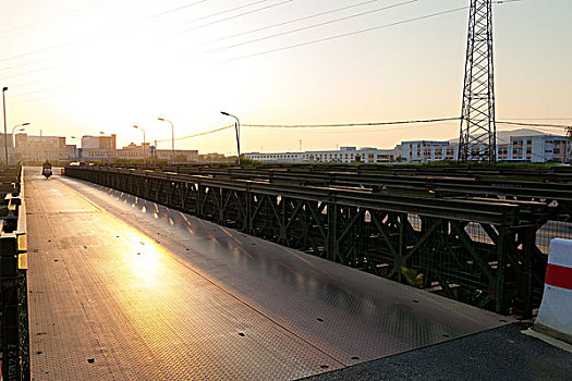 夕阳下的铁桥路面
