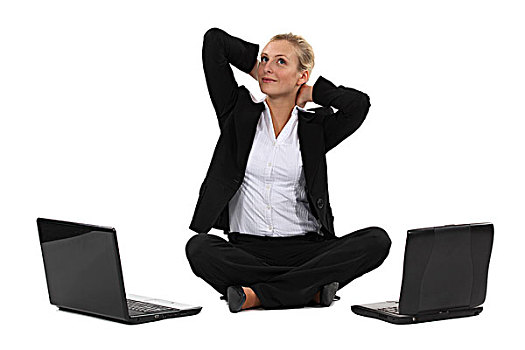 金发,职业女性,坐,双腿交叉,两个,笔记本电脑
