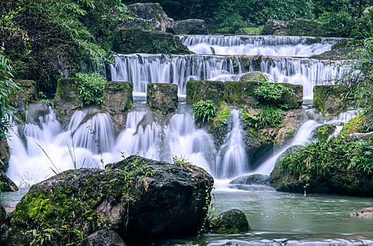 山间流水瀑布