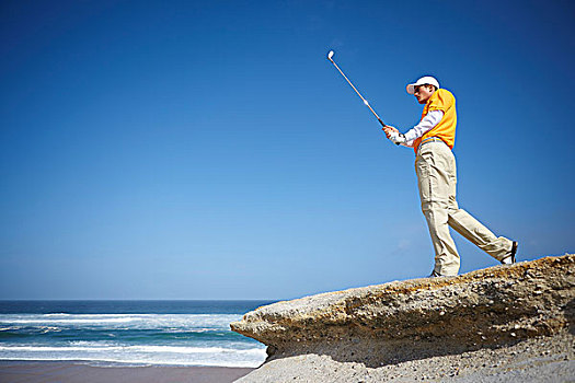 仰视,打高尔夫,站立,悬崖,远眺,海洋,拿着,高尔夫球杆