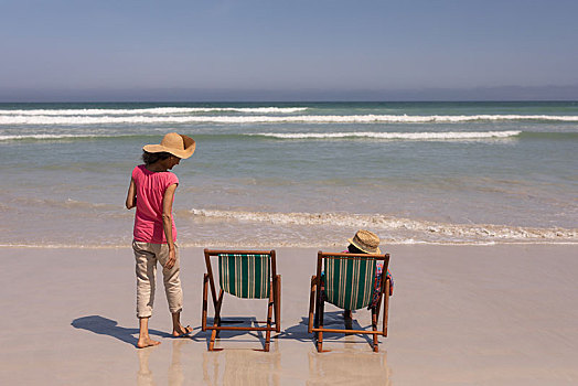 老年,夫妻,放松,沙滩椅,海滩