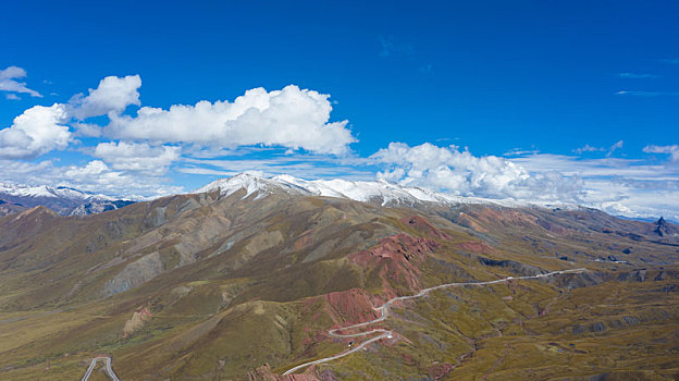 西藏昌都自然风光连绵的雪山