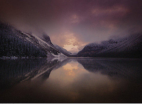 黎明,路易斯湖,班芙国家公园,艾伯塔省,加拿大