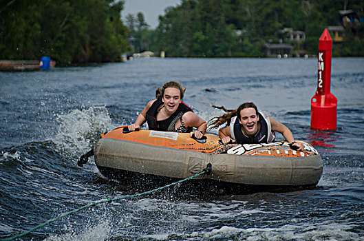 头像,两个女孩,躺着,充气筏,漂浮,湖,木头,安大略省,加拿大