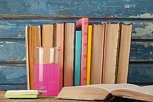 一堆,书本,化学品,烧杯,记事贴,蓝色,木质背景
