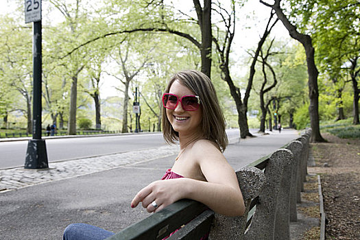 女青年,坐,公园长椅,中央公园,曼哈顿,纽约,美国