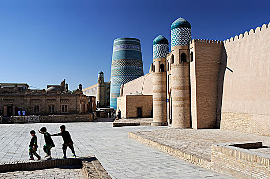 乌兹别克斯坦,希瓦,城镇,孩子,玩,靠近,要塞,尚未完成,尖塔