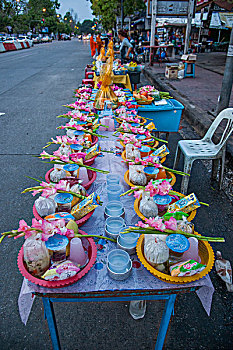 泰国清迈早晨为方便市民设置布施小摊