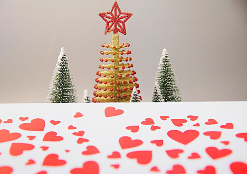 红色的心形图案和金色的圣诞树