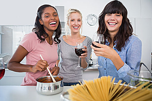 笑,朋友,制作,意大利面,餐饭,一起,喝,红酒,在家,厨房,看镜头