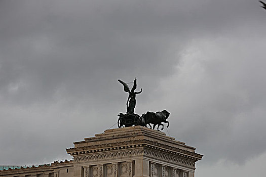 罗马威尼斯宫顶部战车雕塑及乌云