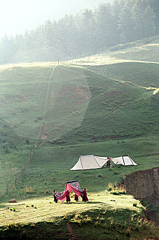 甘肃拉卜楞寺的僧人在山坡上搭建的一个帐篷