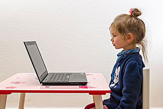 女孩,3岁,坐,桌子,正面,笔记本电脑
