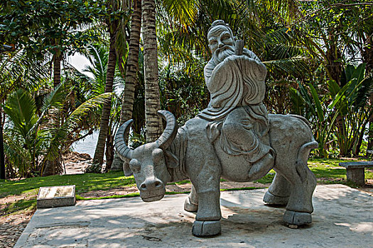 海南三亚大小洞天游览区老翁骑牛雕塑