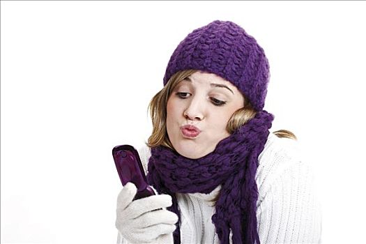 女青年,戴着,紫色,羊毛无边帽,围巾,拿着,手机