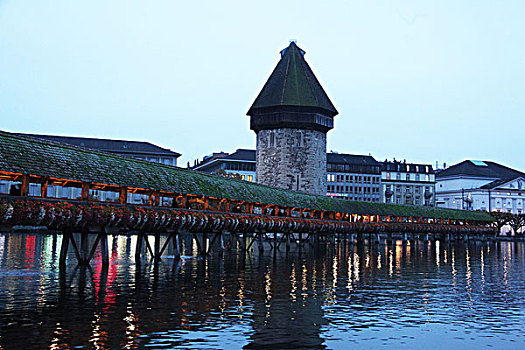 瑞士流森罗伊斯河卡贝尔桥和八角塔