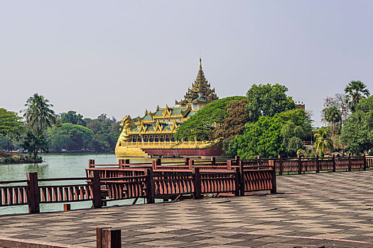 缅甸皇家湖风光