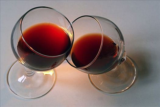 两个,扭曲,葡萄酒杯,红酒,倚靠