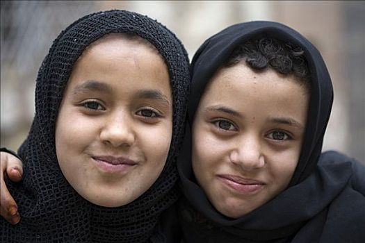 两个女孩,微笑,10-15岁,老,也门,中东