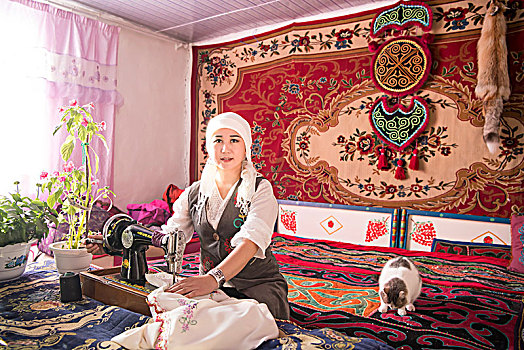 新疆,少数民族,女人,缝纫机,手工,猫
