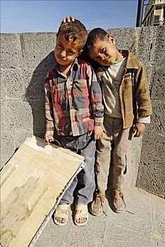 两个男孩,站立,正面,墙壁,历史名城,中心,萨那,世界遗产,旱谷,哈德拉毛,也门,阿拉伯,中东