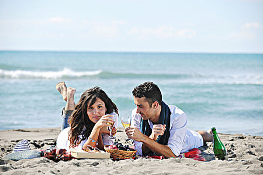 高兴,年轻,情侣,享受,野餐,海滩,美好时光,夏天,假期