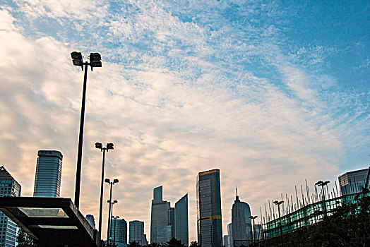 广州初冬的早晨,天河体育中心上空的云彩