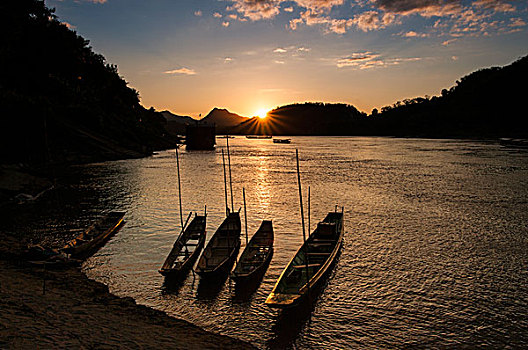 落日黄昏下河面停泊的小船