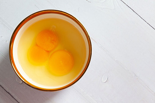 碗里的蛋黄与蛋液