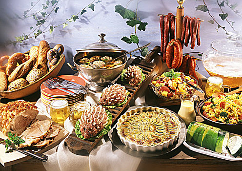 自助餐,肉,汤,细碎食物,西葫芦菜,水果沙拉