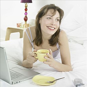 肖像,微笑,女人,床,电脑,手机