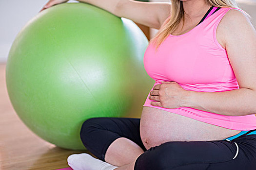 孕妇,坐,健身球,在家