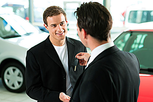 男人,汽车经销,买,汽车,销售代表,给,钥匙