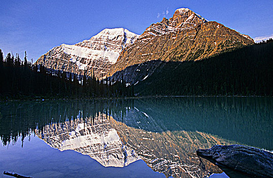 伊迪斯卡维尔山,湖,碧玉国家公园,艾伯塔省,加拿大