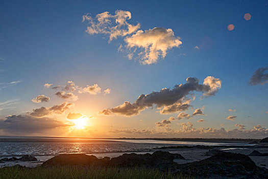 夕阳下的美丽的法国诺曼底海峡