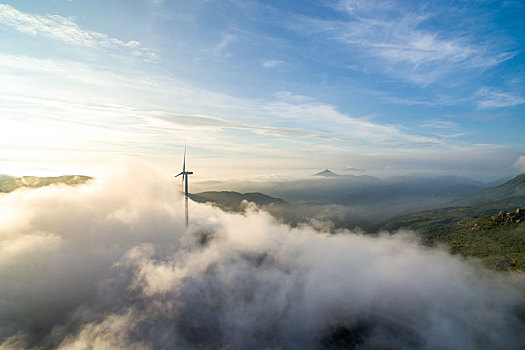江西宜春玉华山早上日出云海里的风力发电场