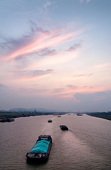 行驶在淮河安徽蚌埠河段的船舶