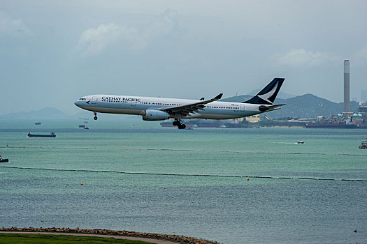 一架国泰航空的飞机正降落在香港国际机场