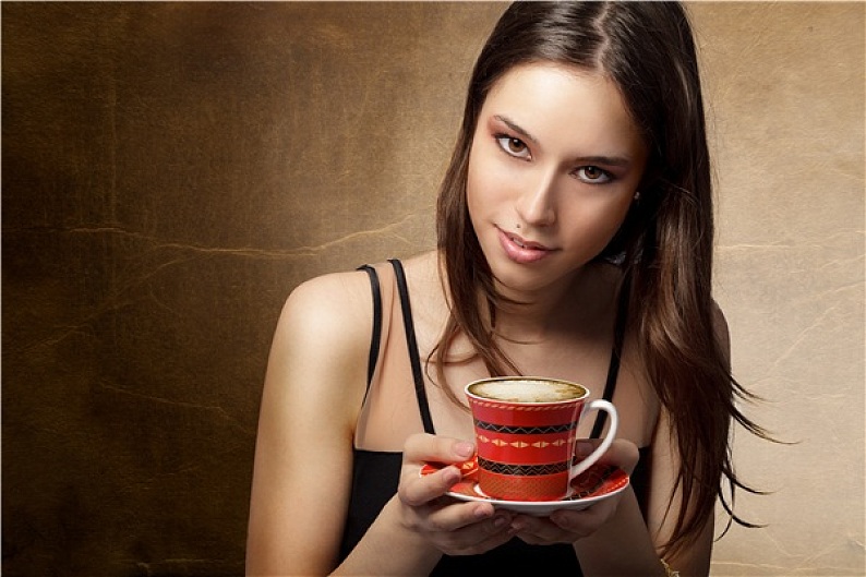 美女喝咖啡侧面图片