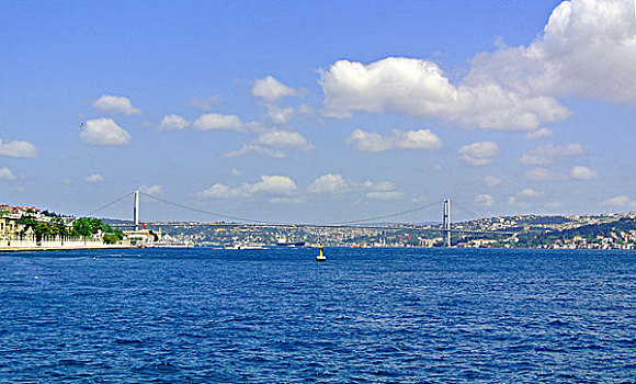 博斯普鲁斯海峡上的伊斯坦布尔大桥
