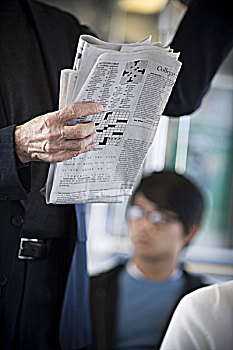 男人,读报纸,地铁