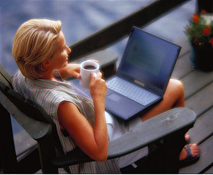 坐,女人,宽木躺椅,甲板,笔记本电脑,大杯