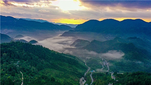 重庆酉阳,秋晨山岚美如画卷