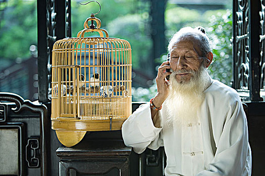 老人,传统,中国人,衣服,拿着,手机,耳,坐,靠近,鸟笼