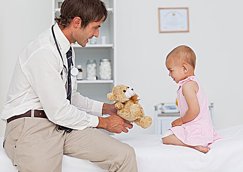 微笑,医生,给,泰迪熊,小,婴儿