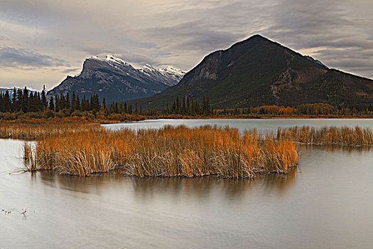 湖,正面,山峦,伦多山,班芙国家公园,艾伯塔省,加拿大