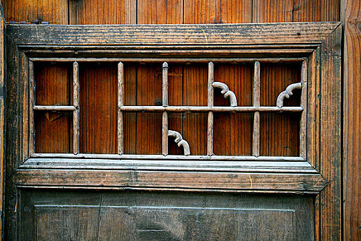 蒙胧细雨中的江南小镇,乌镇上的木门窗