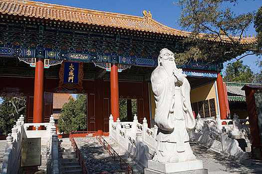 北京孔廟內的孔子像